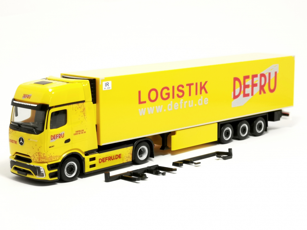 961868 Mercedes-Benz eActros 600 ProCabin Gigaspace Kühlkoffer-Sattelzug "DEFRU" Herpa