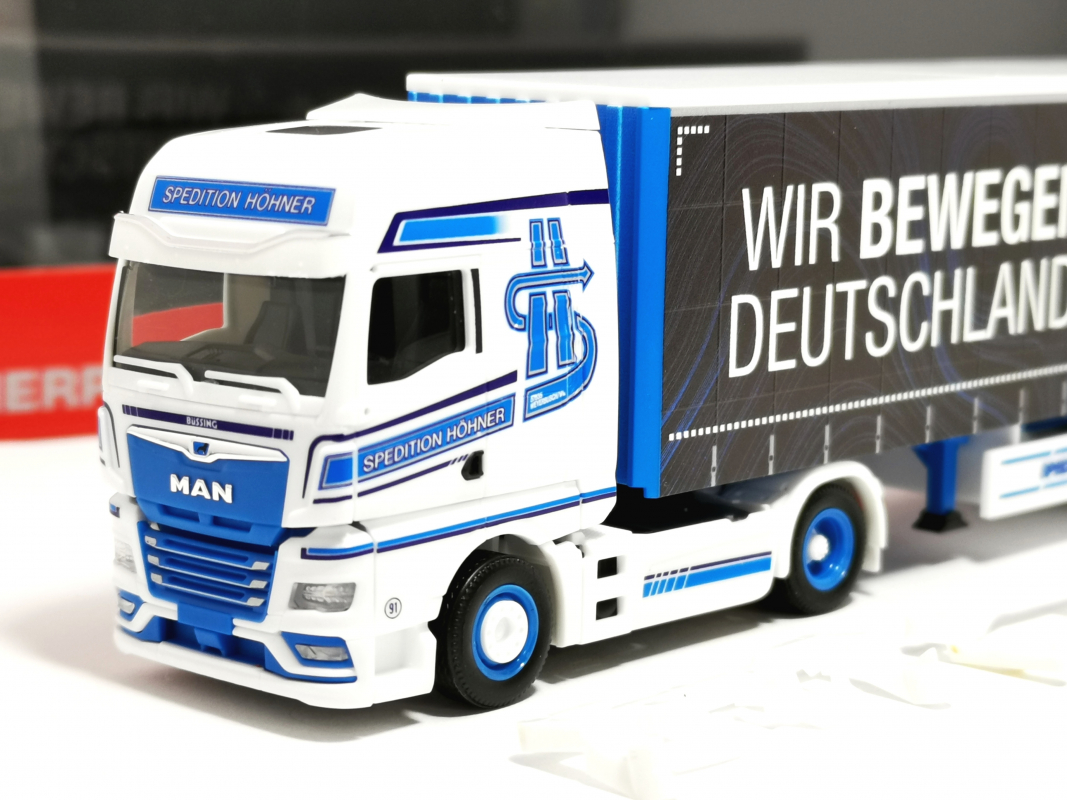 320320 MAN TGX GX Gardinenplanen-Sattelzug "Spedition Höhner/Wir bewegen Deutschland" Herpa