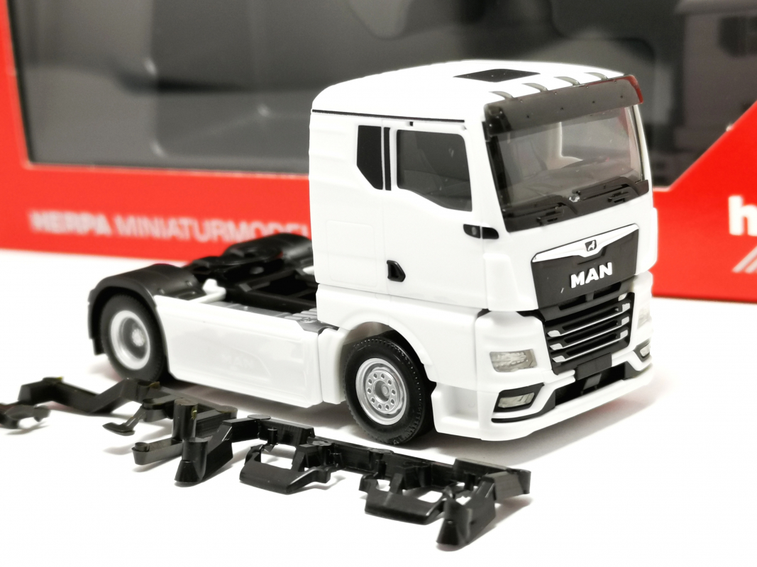 320535 MAN TGX GN Zugmaschine 2achs, weiß Herpa