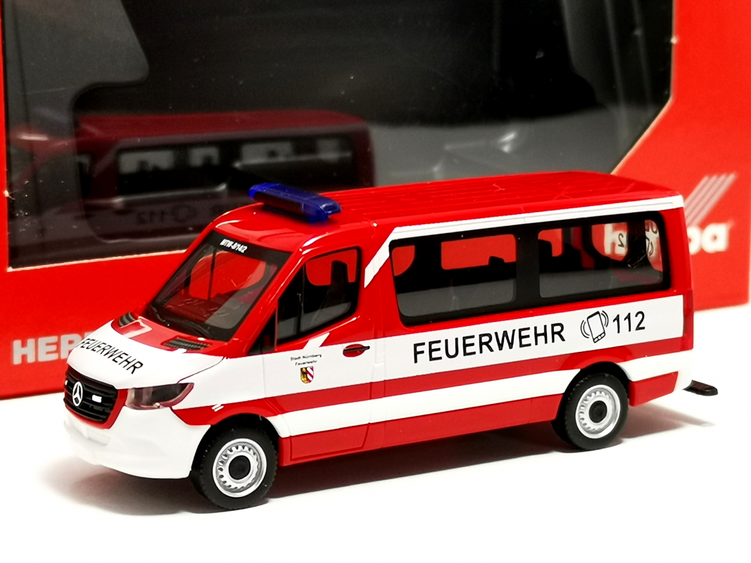 098885 Mercedes-Benz Sprinter '18 Flachdach Bus "Feuerwehr Nürnberg" Herpa