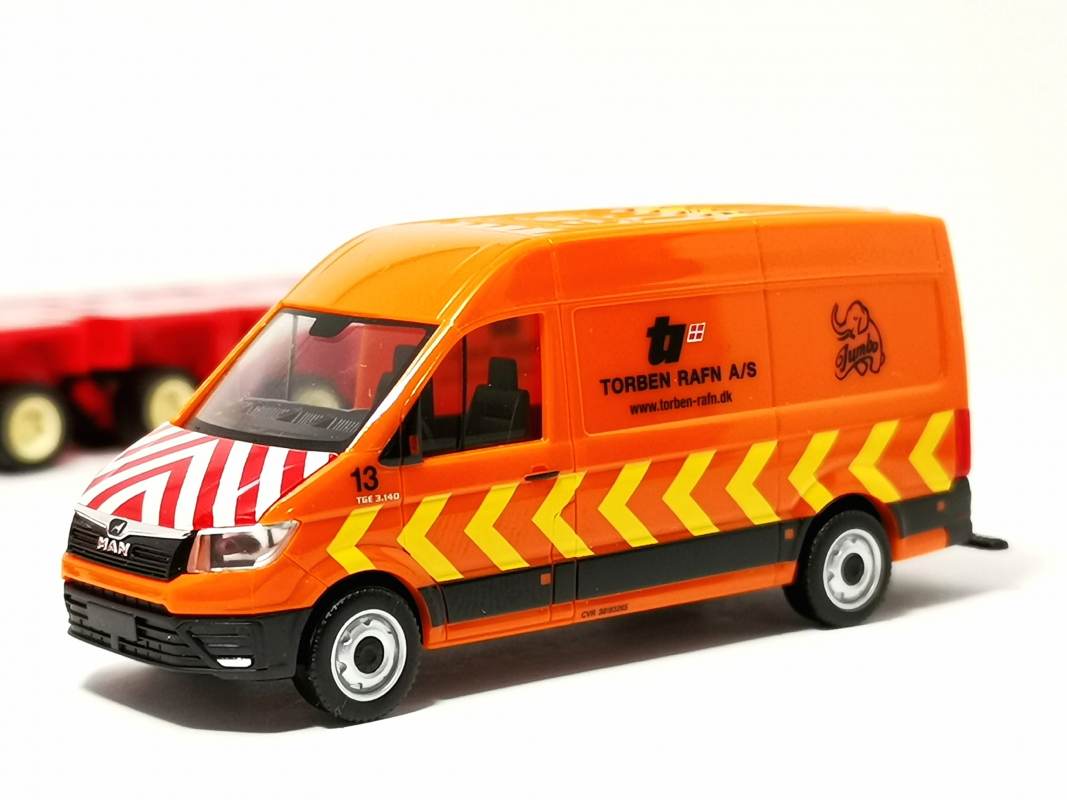 960991 MAN TGX GX mit Tiefladeanhänger und MAN TGE Kasten Hochdach "Torben Rafn" Herpa