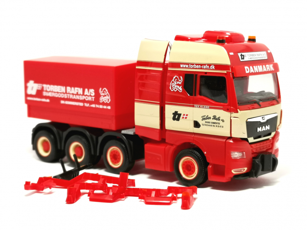 960991 MAN TGX GX mit Tiefladeanhänger und MAN TGE Kasten Hochdach "Torben Rafn" Herpa