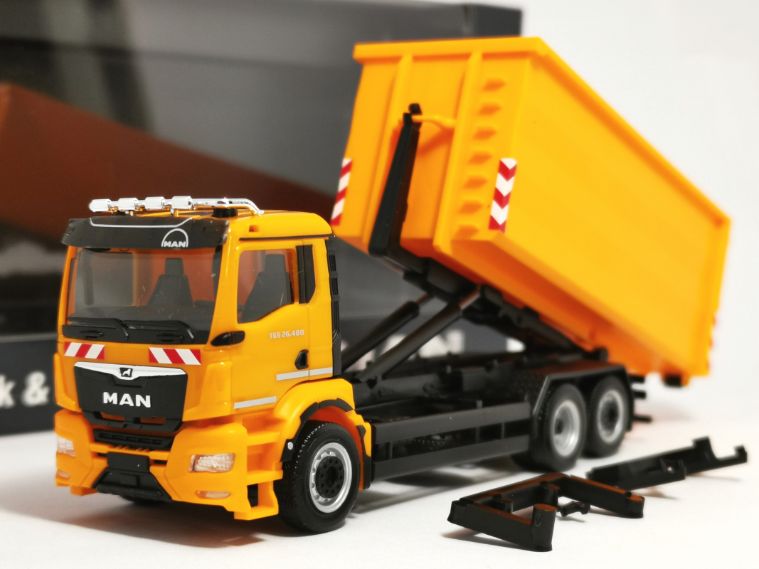 958431 MAN TGS NN Abrollmulden-LKW 3achs "MAN Truck & Bus SE" Herpa