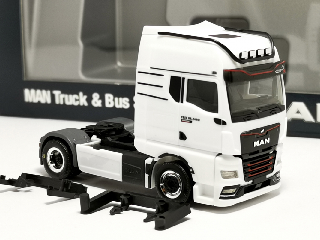 955935 MAN TGX GX Zugmaschine "LION S/MAN Truck & Bus SE" Herpa