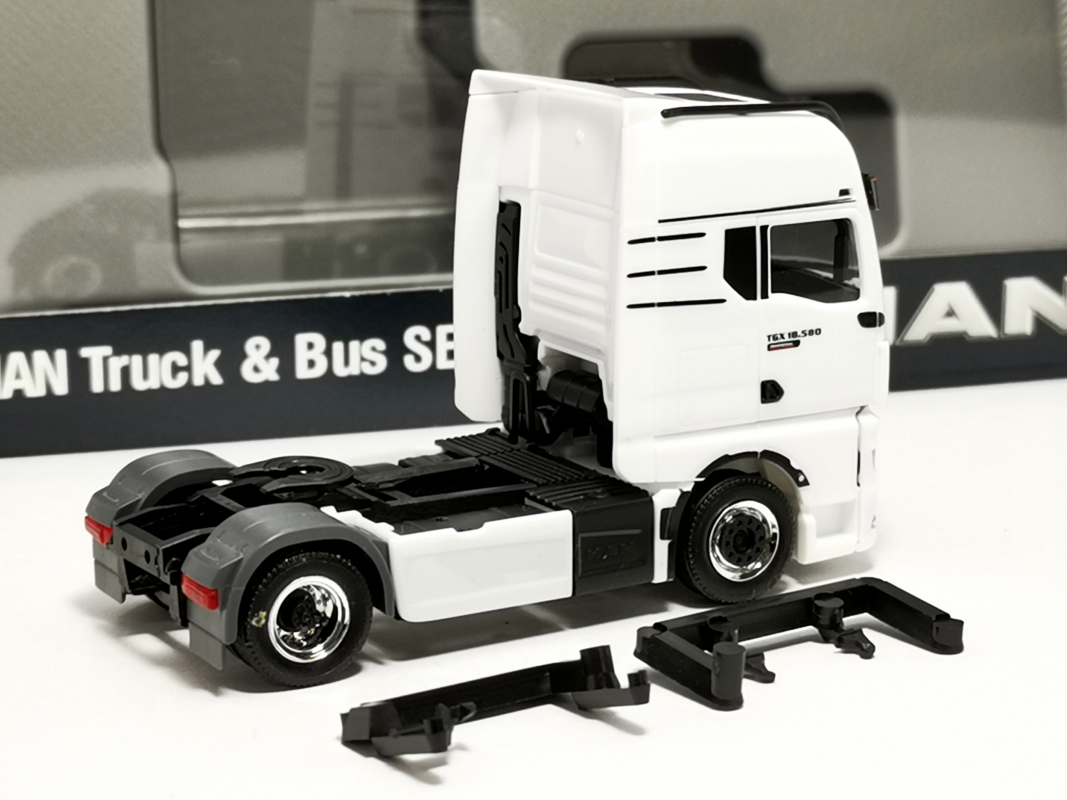 955935 MAN TGX GX Zugmaschine "LION S/MAN Truck & Bus SE" Herpa