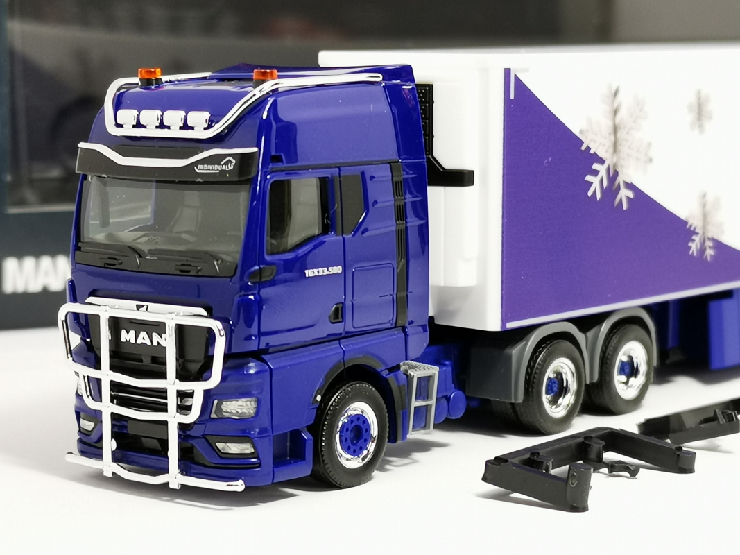955119 MAN TGX GX Kühlkoffer-Sattelzug "MAN Truck & Bus SE" blau Herpa SuperSALE
