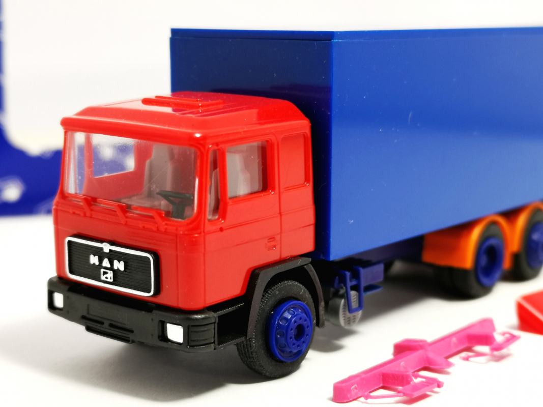 MAN F90 3-achs Koffer-Hängerzug unbedruckt, blau/rot/orange  r+H Modellauto 1:87 R2