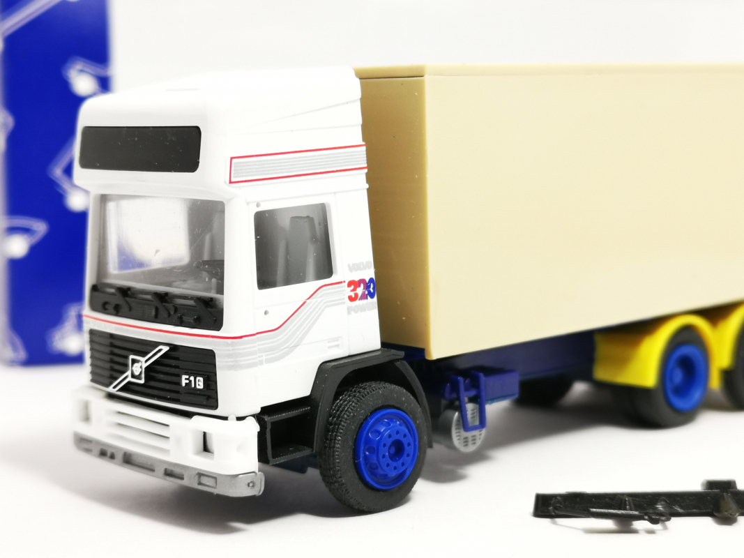 Volvo F10 3-achs Koffer-Hängerzug unbedruckt, weiß/beige r+H Modellauto 1:87 R5