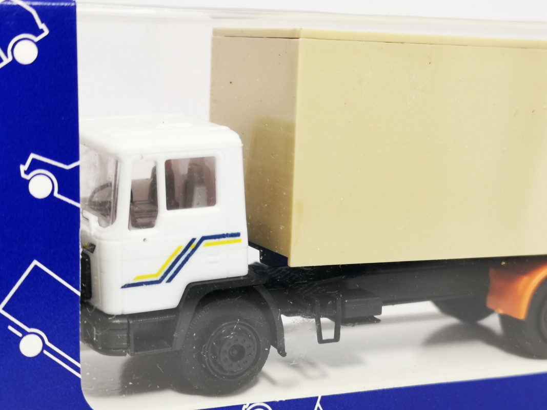MAN F90 kurz 3-achs Koffer-Hängerzug unbedruckt, weiß/beige r+H Modellauto 1:87 R4