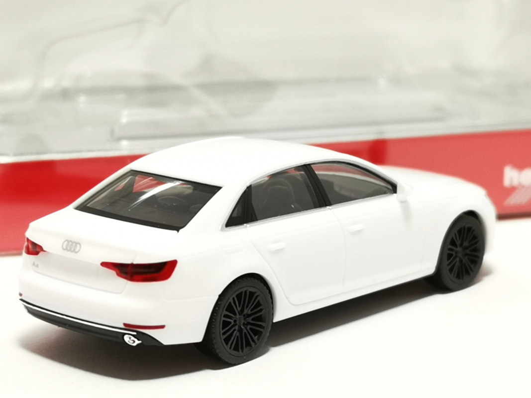 028561-002 Audi A4 Limousine, ibisweiß Herpa