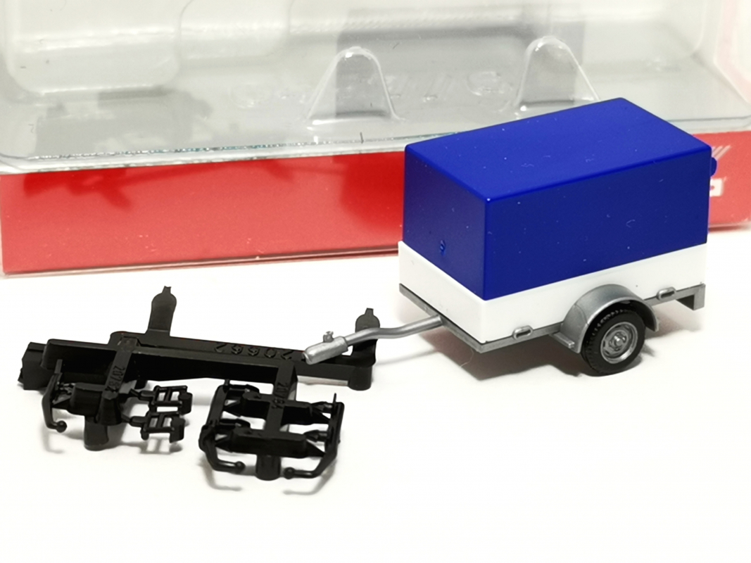 051576-006 PKW Planenanhänger 1-achs, blau/weiß Herpa