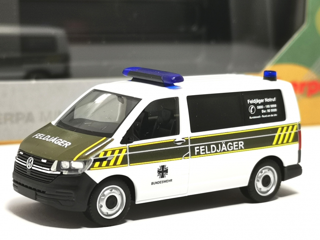 700900 Volkswagen (VW) T6.1 Bus "Feldjäger", weiß Herpa