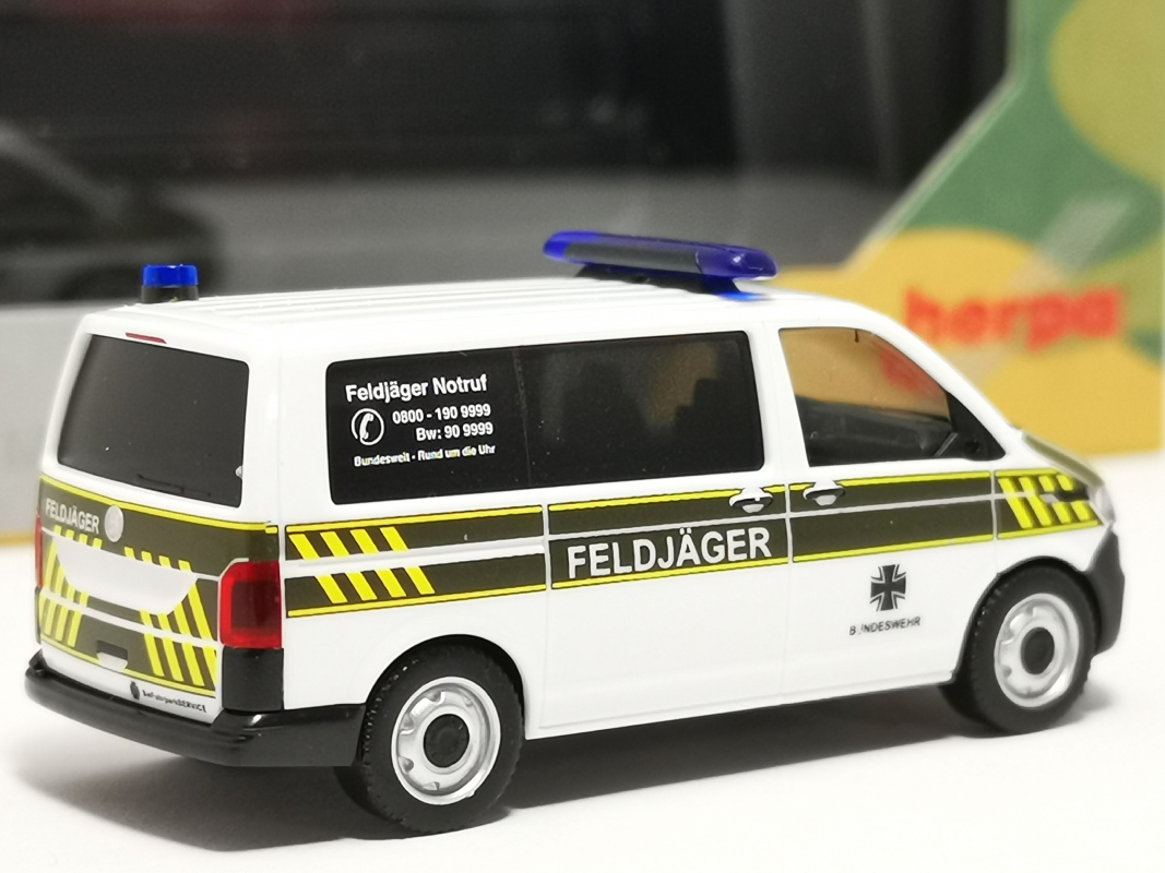 700900 Volkswagen (VW) T6.1 Bus "Feldjäger", weiß Herpa