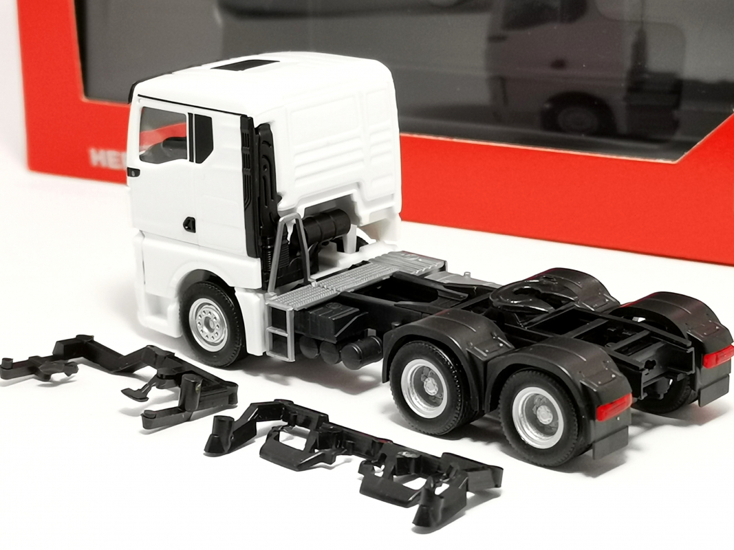 320559 MAN TGX GN Zugmaschine 3achs, weiß Herpa