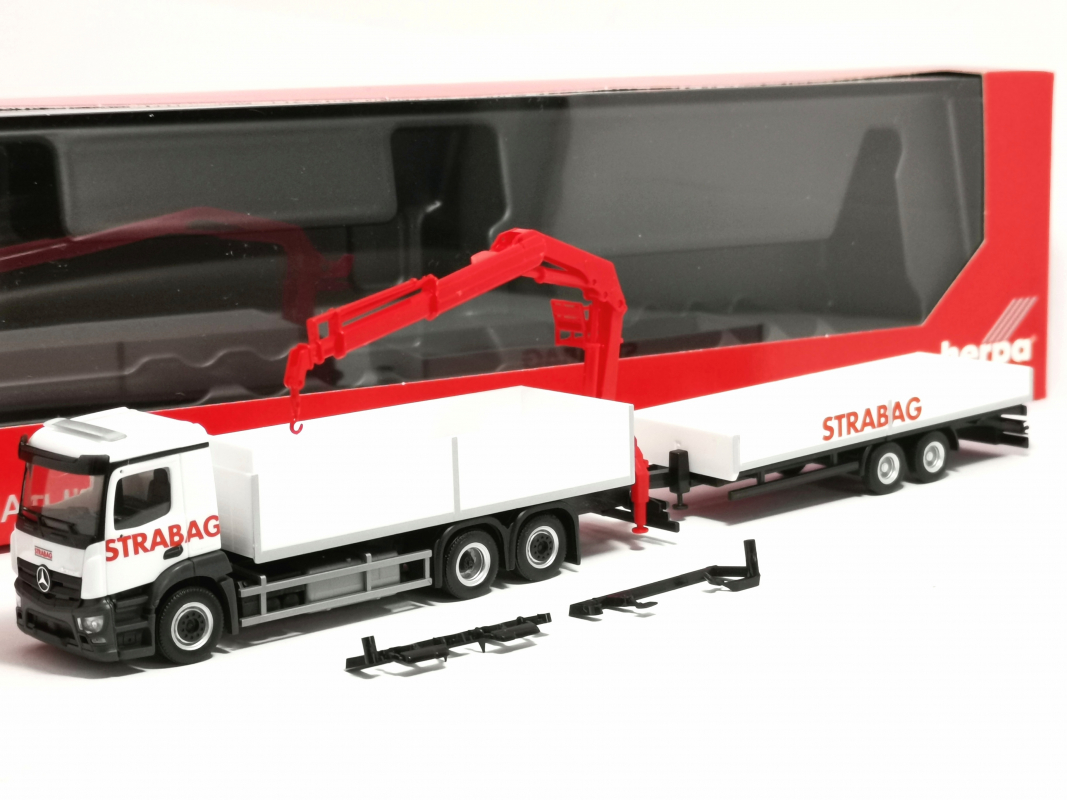 320665 Mb Actros M Baustoff-LKW mit Kran und Tieflade-Anhänger "STRABAG" (Österreich) Herpa