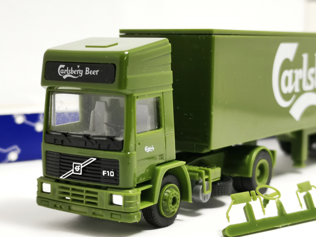 Volvo F10 Koffer-Sattelzug "Carlsberg" R+H Modellauto 1:87 R14