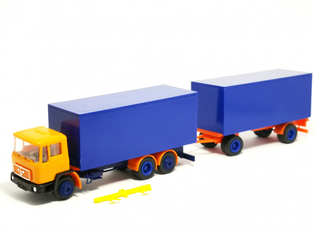 MAN F90 kurz 3-achs Koffer-Hängerzug, orange/blau R+H Modellauto 1:87 R15