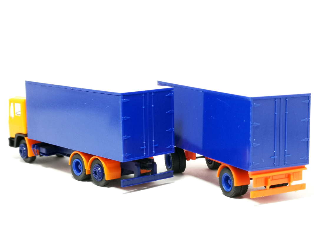 MAN F90 kurz 3-achs Koffer-Hängerzug, orange/blau R+H Modellauto 1:87 R15