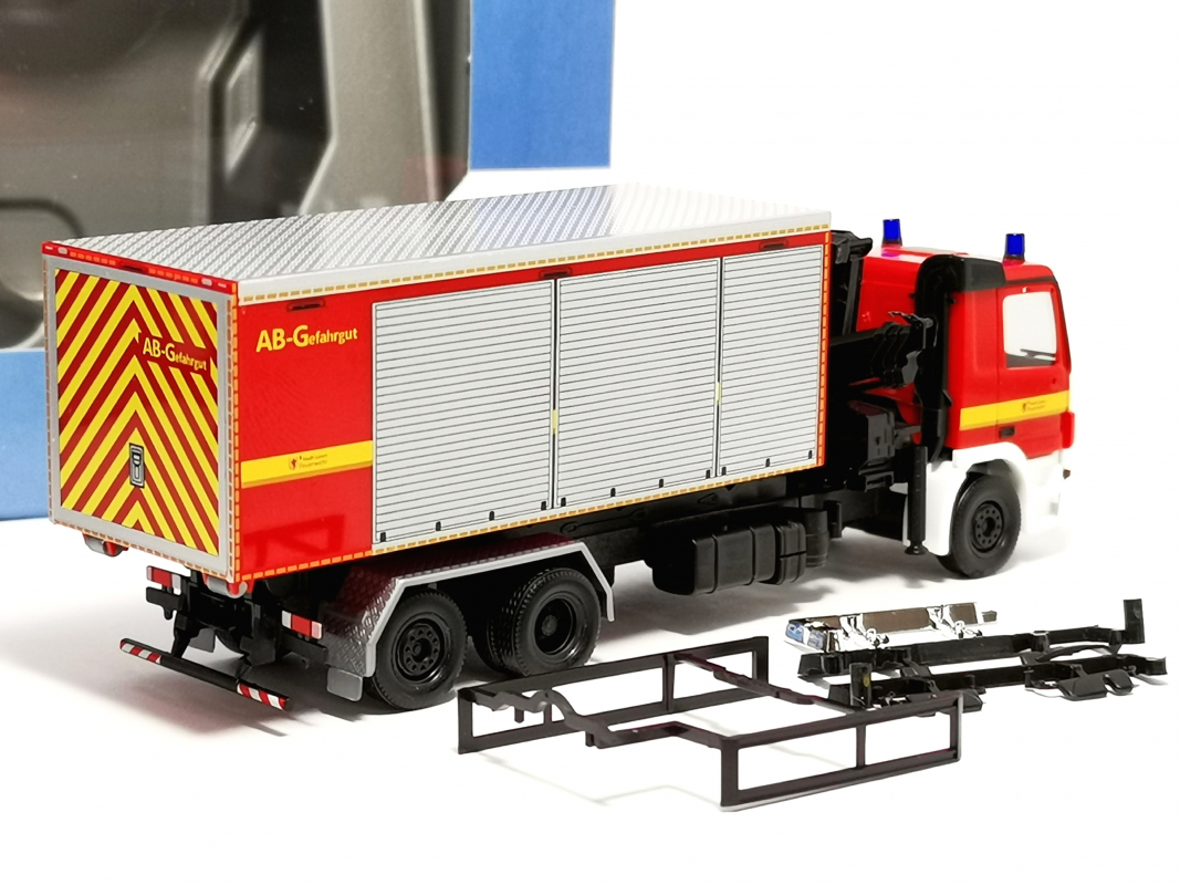 961783 Intermodellbau 2026: Mercedes-Benz Actros M 08 Wechsellader-LKW 3achs mit Kran "Feuerwehr Lünen"
