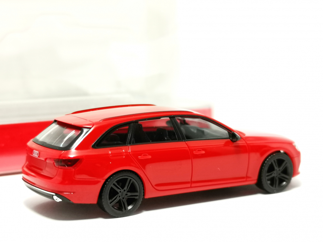 028578-004 Audi A4 Avant, rot Herpa