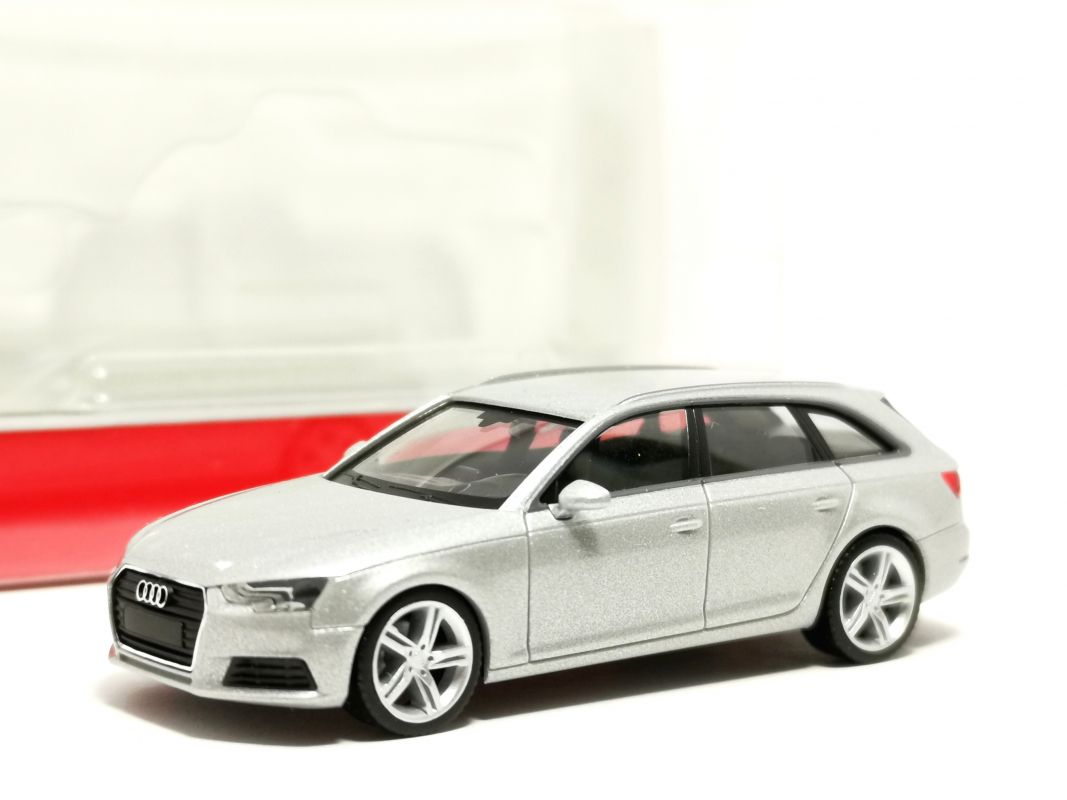 038577-005 Audi A4 Avant, eissilber Herpa