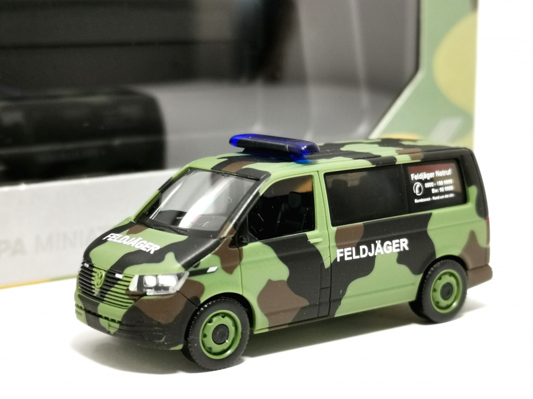 700917 Volkswagen (VW) T 6.1 Bus "Feldjäger", Flecktarn Herpa
