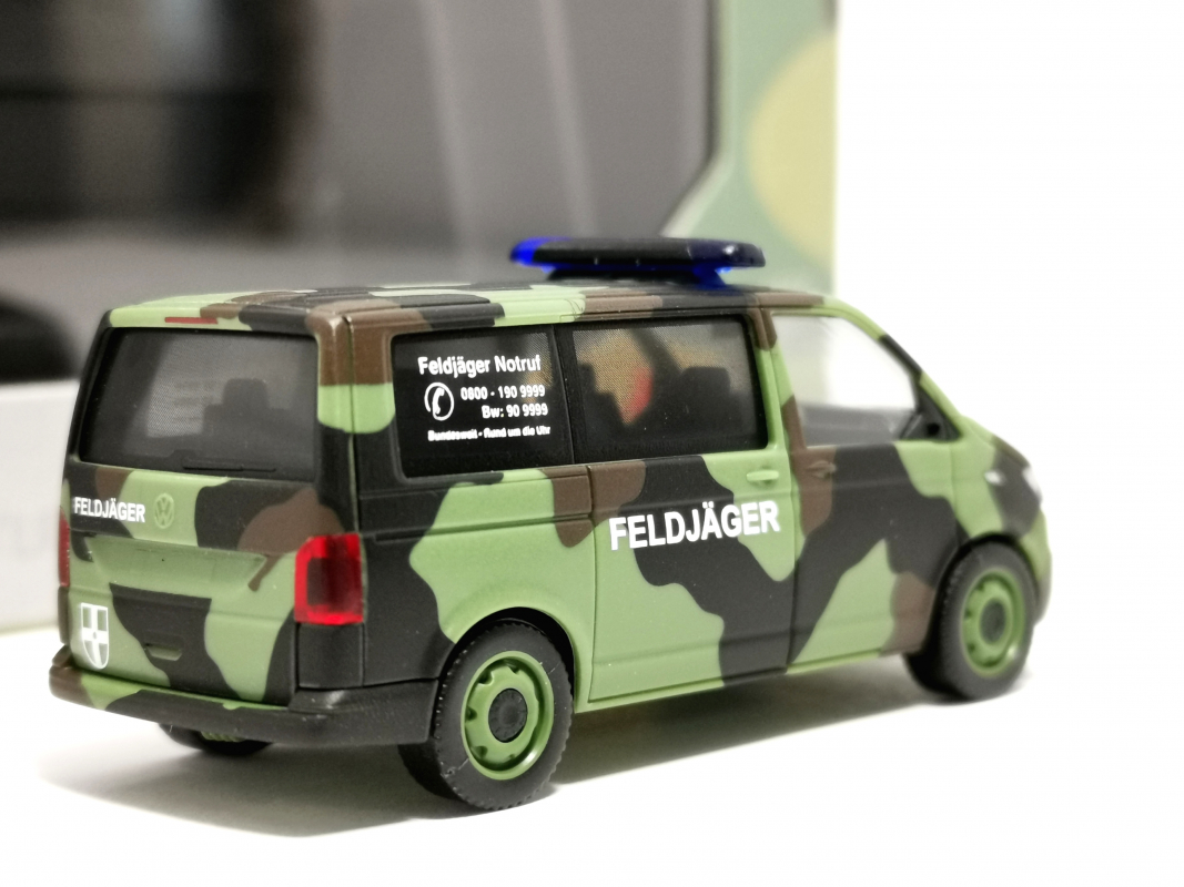 700917 Volkswagen (VW) T 6.1 Bus "Feldjäger", Flecktarn Herpa