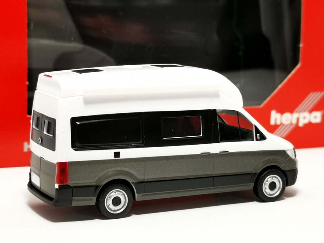 096294-004 VW Crafter Grand California 600, candywhite/mojawe beige Herpa
