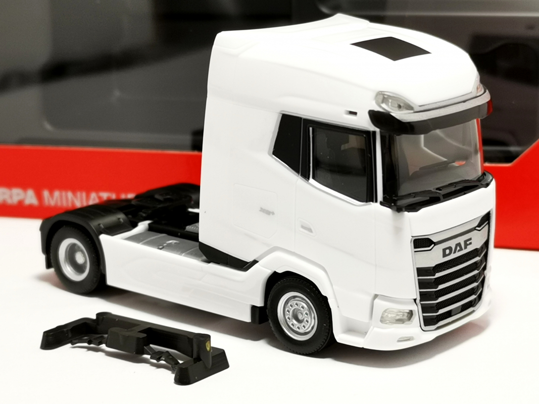 320900 DAF XG+ facelift Zugmaschine 2achs, weiß Herpa
