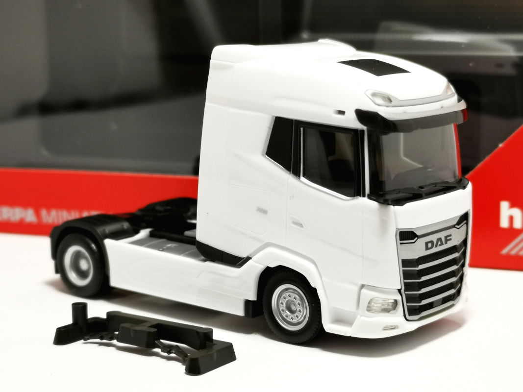 320894 DAF XG facelift Zugmaschine 2achs, weiß Herpa