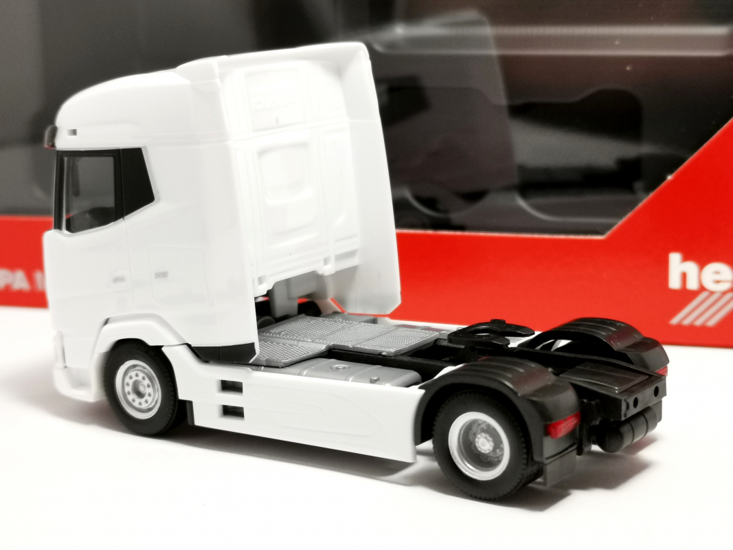 320894 DAF XG facelift Zugmaschine 2achs, weiß Herpa
