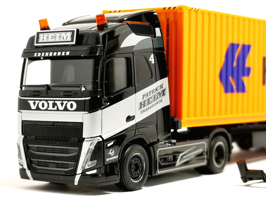 320382 Volvo FH GL 2020 Container-Sattelzug "Patrick Heim/Hapag Lloyd" Herpa