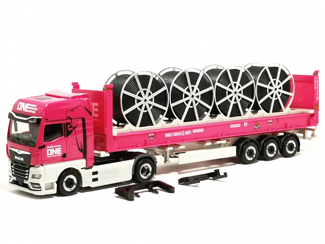 960335 MAN eTGX GX 40ft Flatrackcontainer-Sattelzug mit Kabeltrommeln "ONE" Herpa