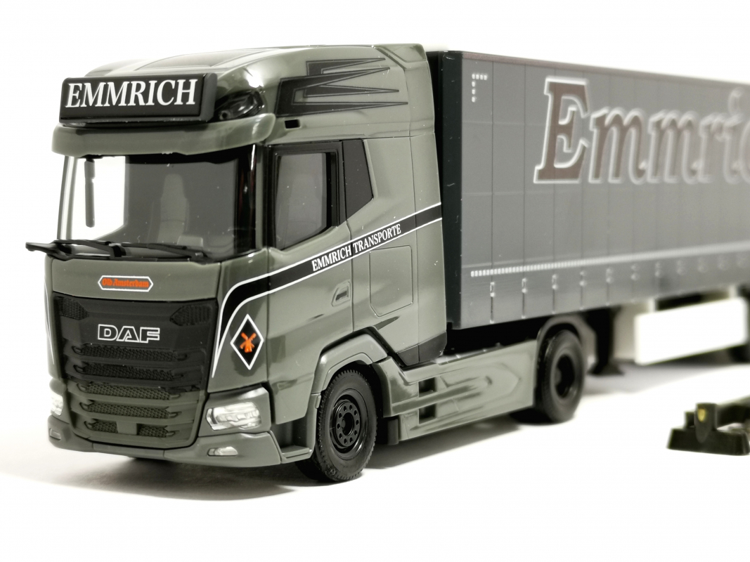320474 DAF XG+ Gardinenplanen-Sattelzug "Emmrich Transporte" Herpa