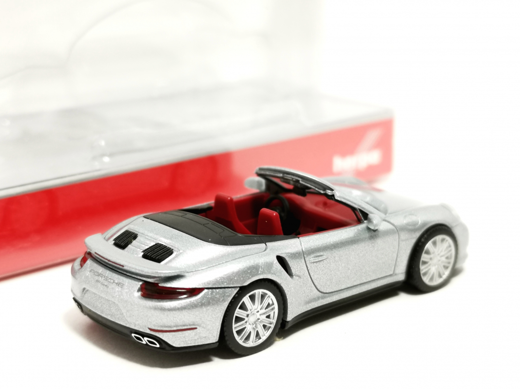 038928-003 Porsche 911 (991) Turbo Cabrio, dolomitsilber Herpa