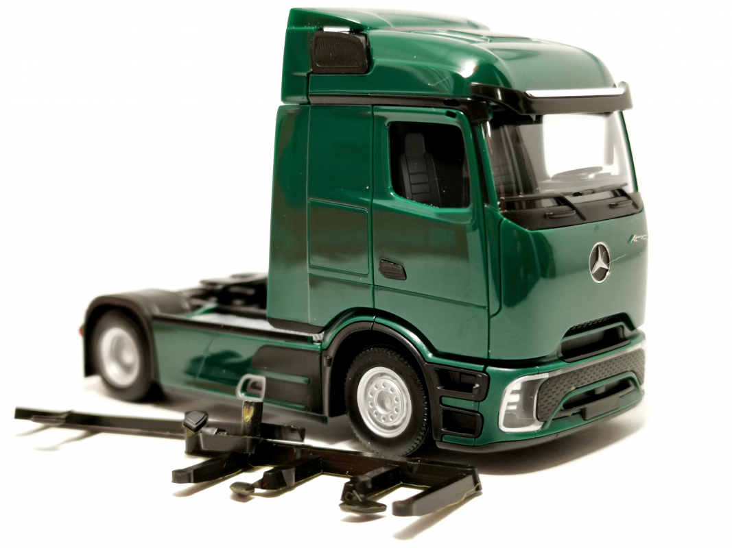 319430-002 Mercedes-Benz Actros L Procabin Streamspace Zugmaschine 2achs, moosgrün Herpa