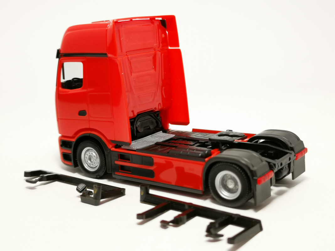 319447-002 Mercedes-Benz eActros 600 Procabin Gigaspace Zugmaschine 2achs, verkehrsrot Herpa