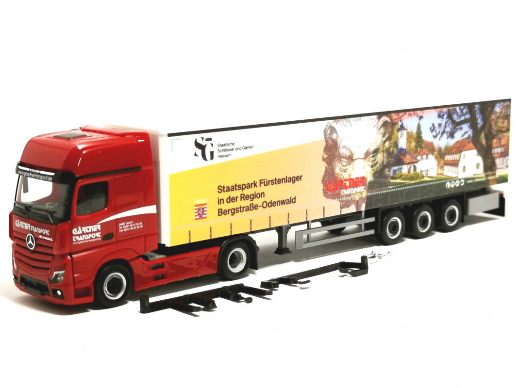 939263 Mercedes-Benz Actros '18 L Gigaspace Gardinenplanen-Sattelzug "Gärtner Transporte/Staatspark Fürstenlager"