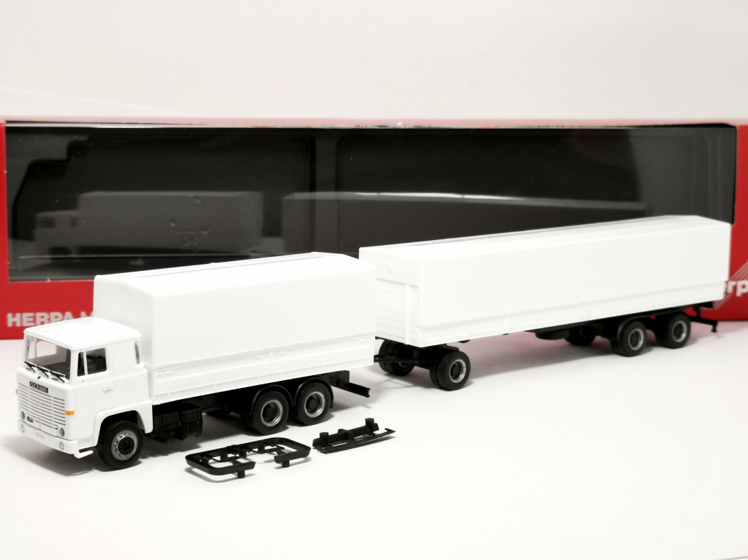 320726 Scania 141 Planen-Hängerzug, weiß Herpa