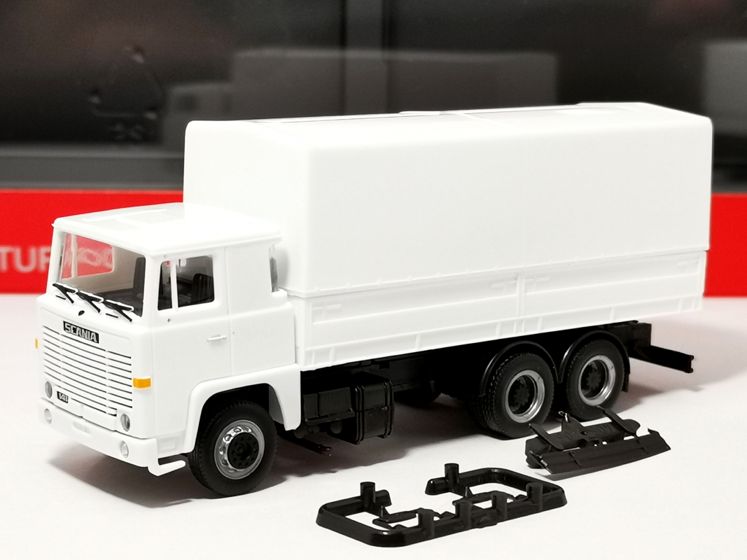 Scania 141 3a Lkw Pritsche/Plane, weiß Herpa 726