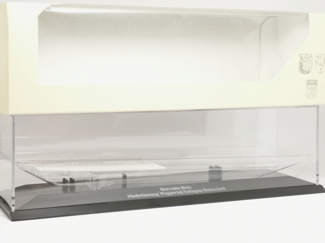 PC Vitrine Actros Kühlkoffer Sattelzug Taxi Herpa 2010