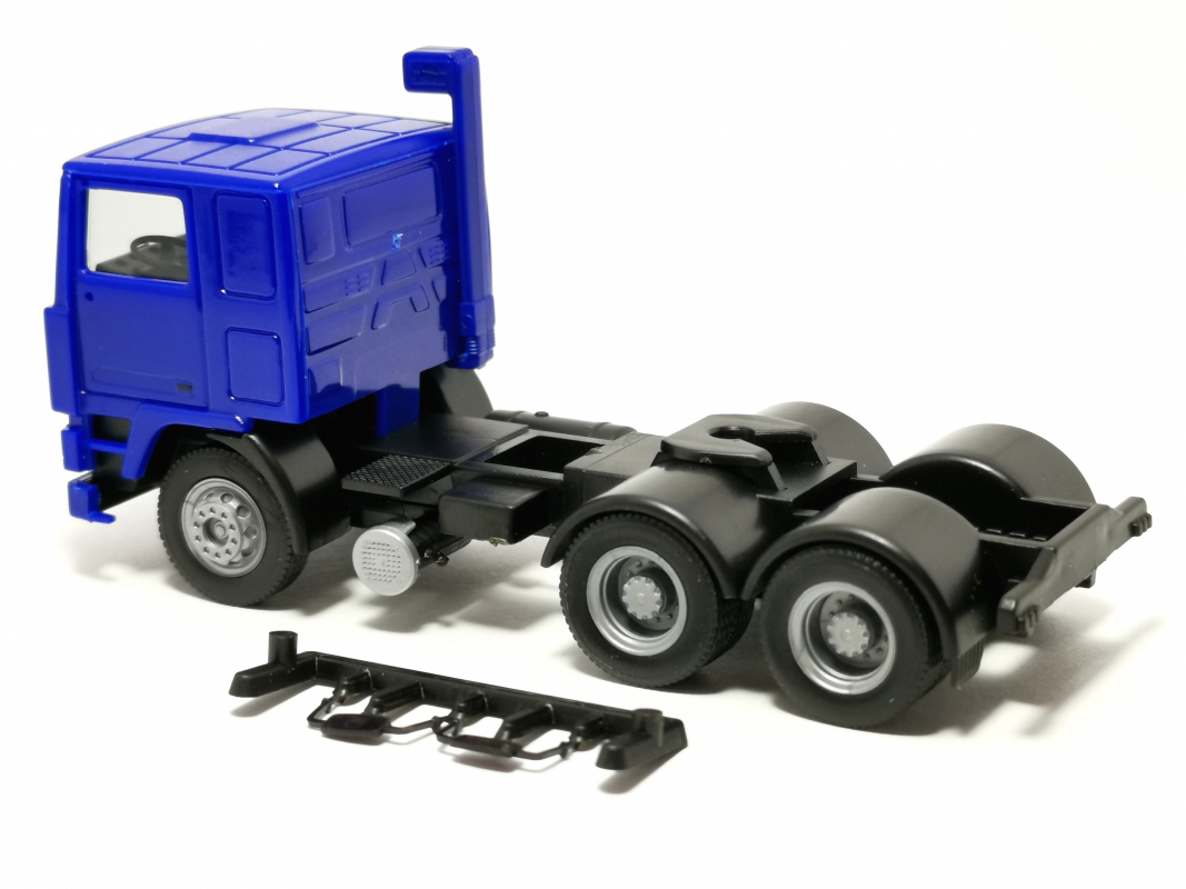318082 Volvo F10 Flachdach Zugmaschine 3-achs, ultramarinblau Herpa