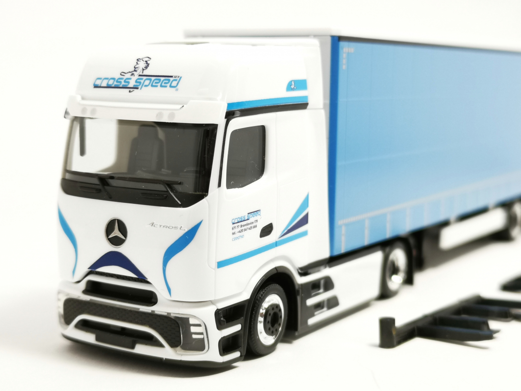 962674 Mb Actros L ProCabin Gigaspace Lowlinergardinenplanen-Sattelzug "Cross Sped" Herpa