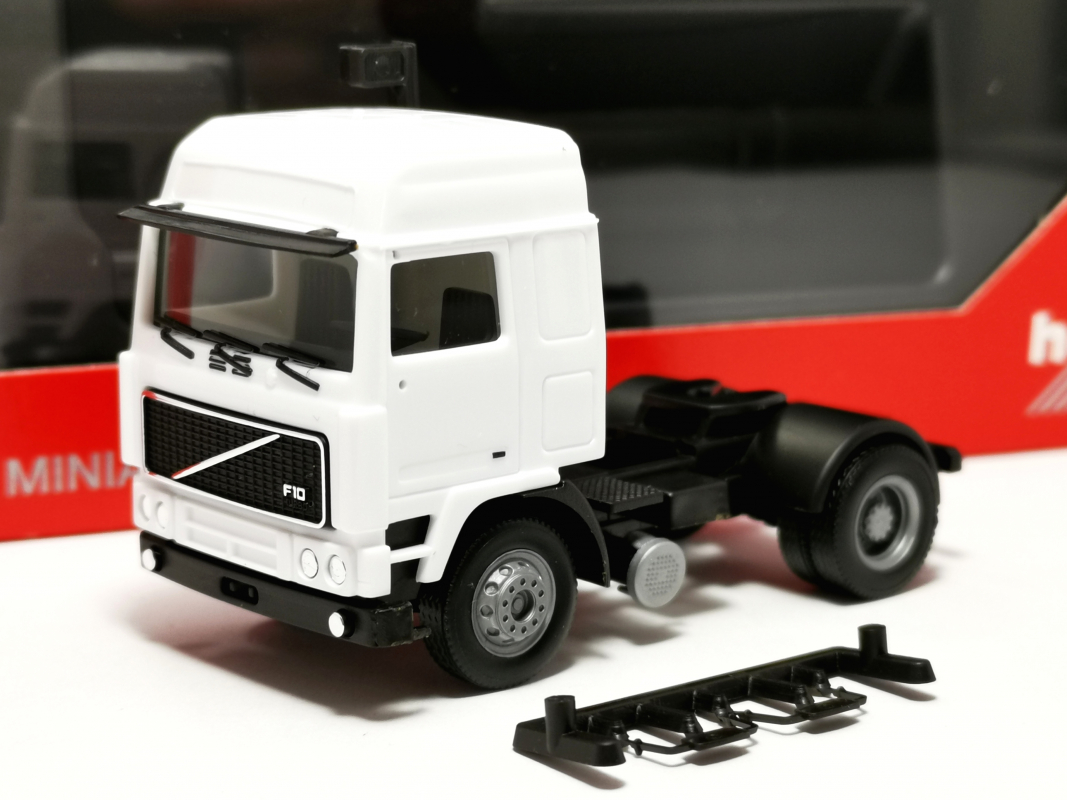 321082 Volvo F10 Globetrotter Zugmaschine 2achs, weiß Herpa