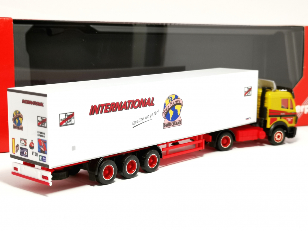 320450 Mercedes-Benz SK '88 Koffer-Sattelzug "Uwe Harms International" Herpa