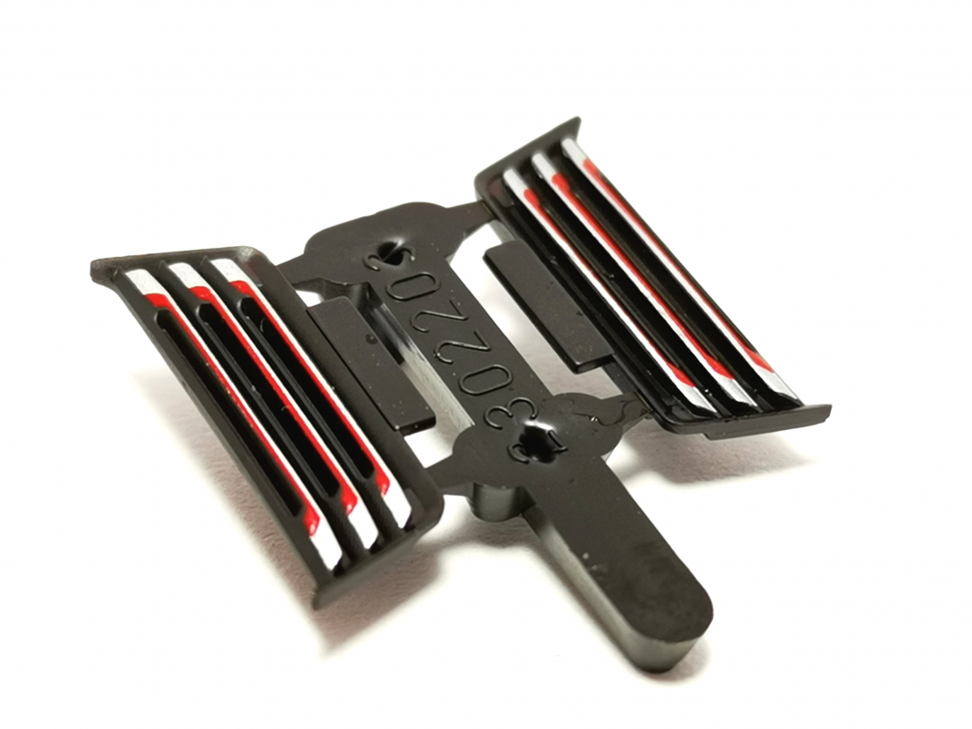2x Grill UT MAN TGX, schwarz/rot/silber Herpa C667