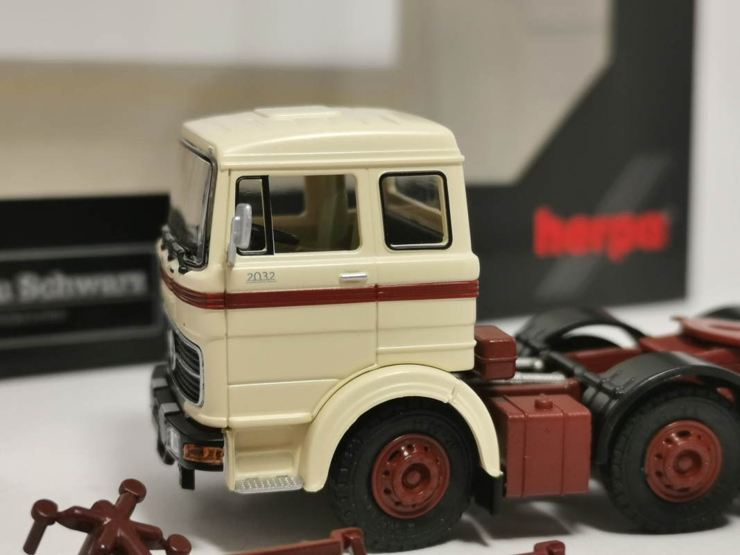 026246 Mercedes-Benz LPS 2032 Solozugmaschine, beige Modellbau Schwarz