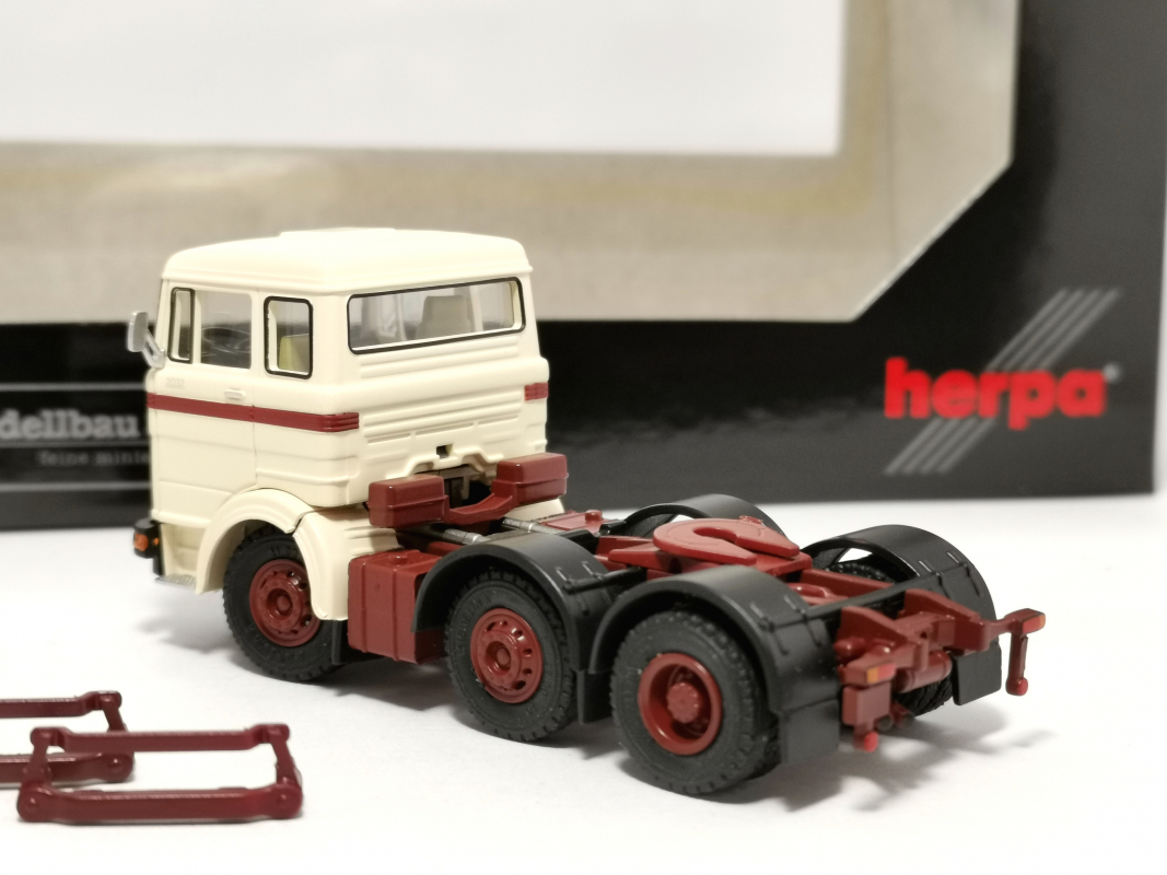 026246 Mercedes-Benz LPS 2032 Solozugmaschine, beige Modellbau Schwarz
