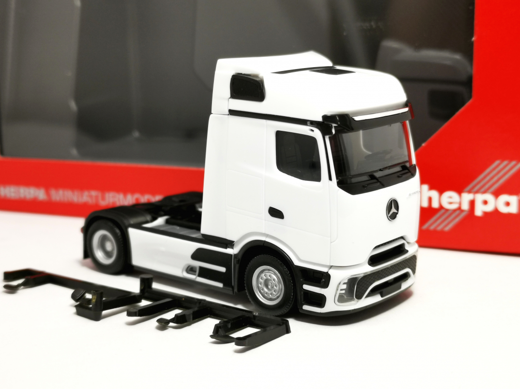 320207-002 Mercedes-Benz Actros L ProCabin Bigspace Zugmaschine 2achs, weiß Herpa