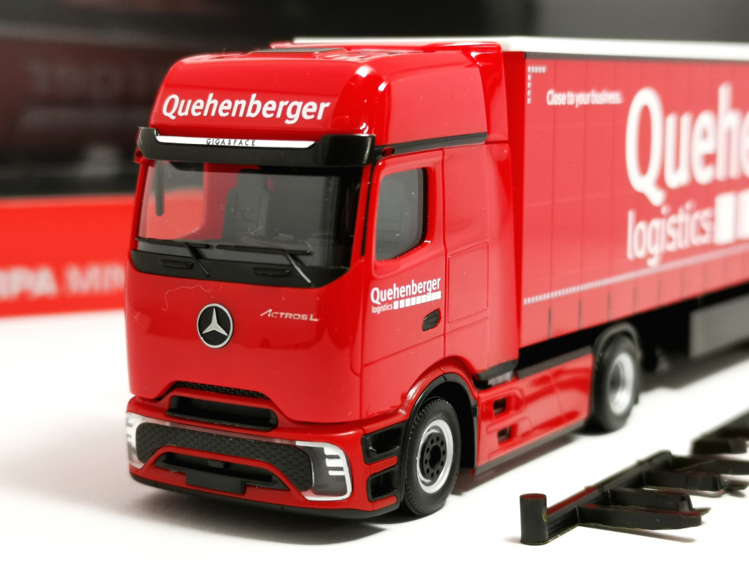 321334 Mercedes-Benz Actros L ProCabin Gigaspace Gardinenplanen-Sattelzug "Quehenberger" Herpa